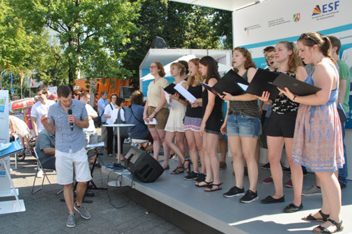 Das "IQ Netzwerk NRW" animierte zum interkulturellen Singen am ESF-Stand.