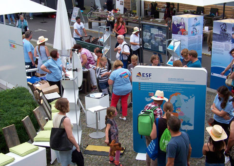 Besucher am ESF-Stand