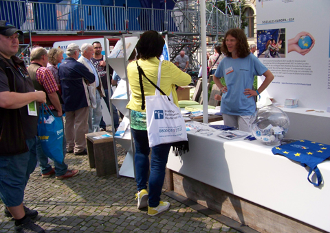 Besucher an einem Stand