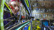 Ein junger Handwerker repariert ein Fahrrad