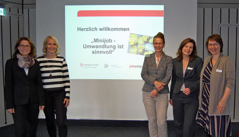 Eine Gruppe vor einer Leinwand
