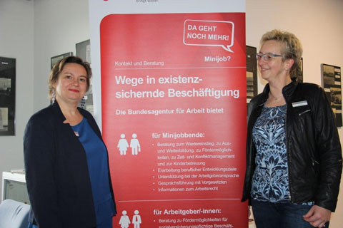 Eine Gruppe vor einer Leinwand