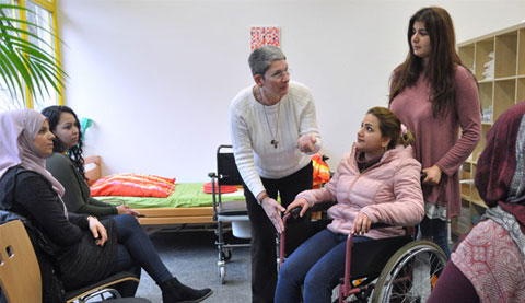 Mehrere Menschen im Gespräch
