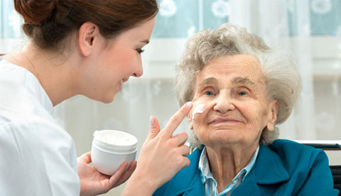 Eine Pflegekraft mit einer Patientin