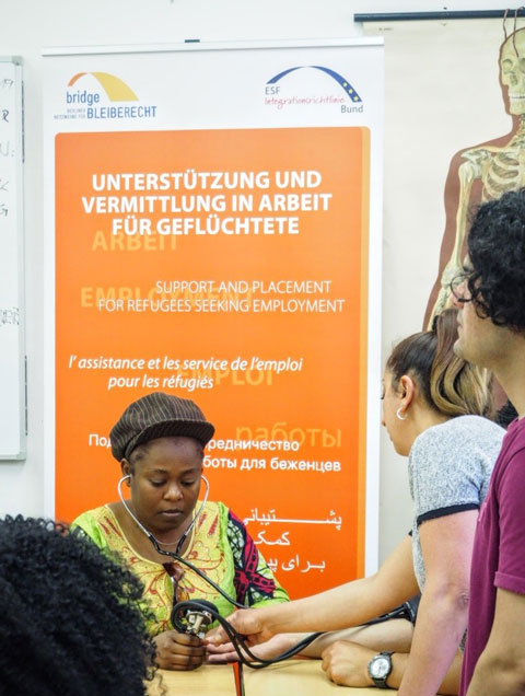 Kursteilnehmerin lernt das Blutdruckmessen