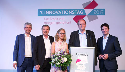 Personen auf einer Bühne
