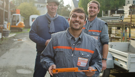 Drei Männer auf einer Baustelle