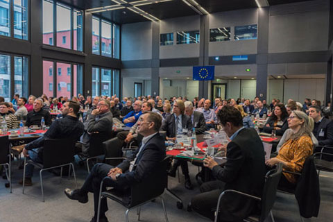 Besucherinnen und Besucher der Abschlussveranstaltung des ESF-Projektreihe "Arbeit und Innovation: Kompetenzen stärken und Zukunft gestalten"