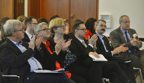 Mehrere Zuhörer applaudieren