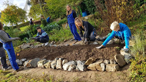 Jugendliche bei Gartenarbeit