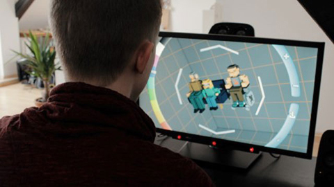 Person sitzt an einem Monitor
