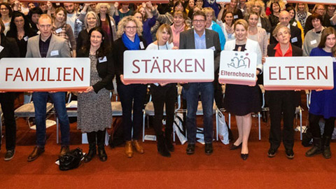 Menschengruppe mit Bundesfamilienministern Giffey