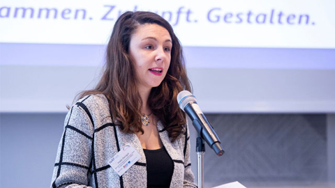 Eine Frau spricht in ein Mikrofon