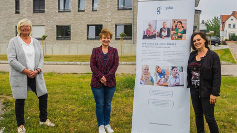 Drei Frauen vor einem Gebäude