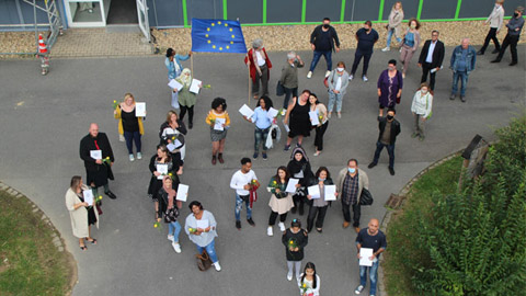 Menschengruppe vor einem Gebäude