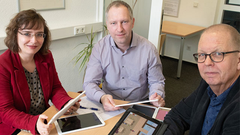 Drei Personen in einer Besprechung