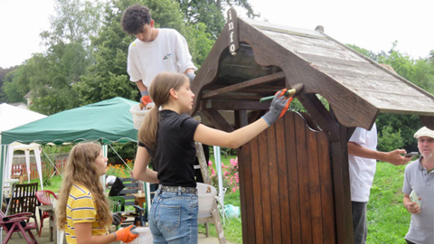 Jugendliche beim Werken