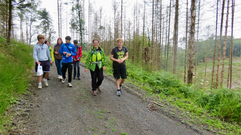 Jugendliche beim Wandern