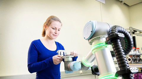 Frau an einer Maschine