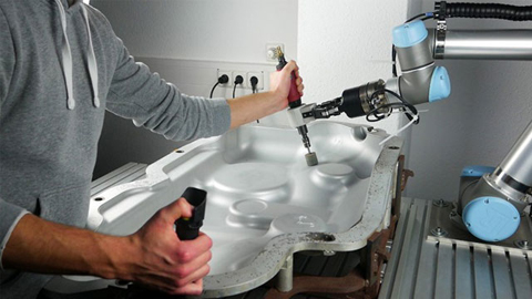 Arbeiter an einer Maschine