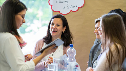 Mehrere Personen im Gespräch