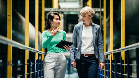 Zwei Frauen im Gespräch
