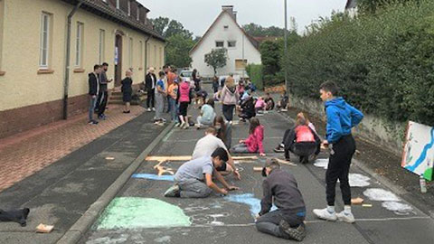 Kinder bemalen die Straße