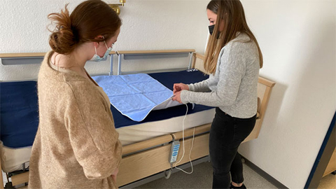 Zwei Frauen an einem Pflegebett
