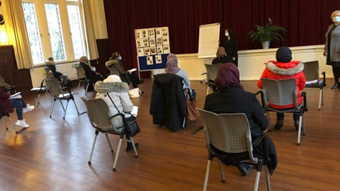 Menschengruppe in einem Saal
