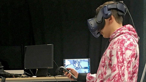 Person mit Digitalbrille