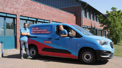 Zwei Personen an einem Transporter