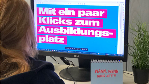 Eine Person vor einem Monitor