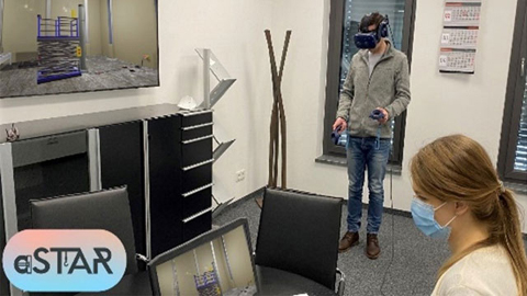 Zwei Personen in einem Büro