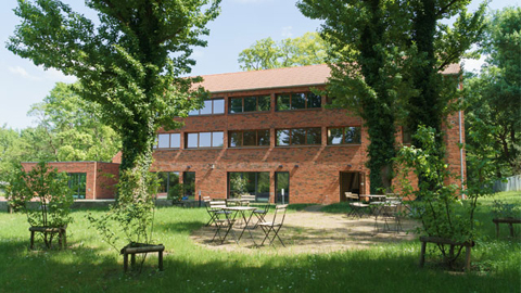 Ein Gebäude im Grünen