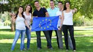 Personen halten die EU-Flagge