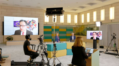 Personen in einem Fernsehstudio