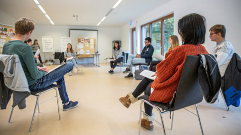 Personengruppe in einem Besprechungsraum