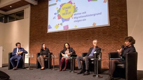 Personen in einer Podiumsdiskussion