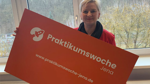 Frau mit Schild "Praktikumswoche"