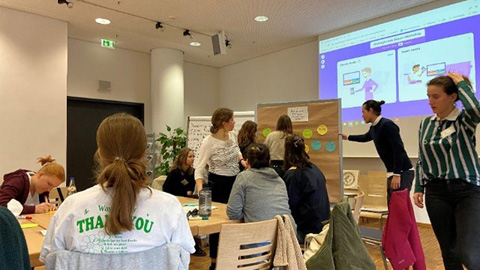 Personengruppe in einem Saal