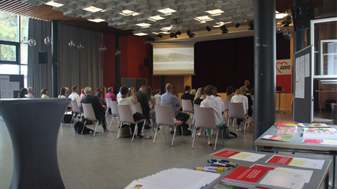 Menschengruppe in einem Saal