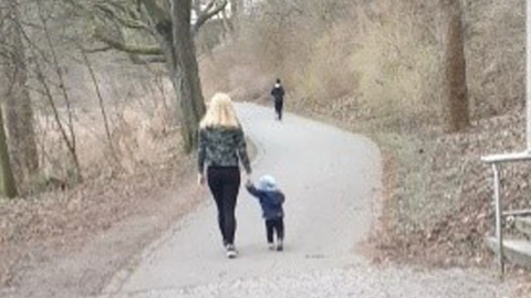 Spaziergänger*innen im Wald
