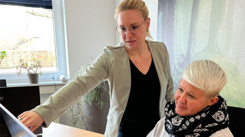 Zwei Frauen an einem Schreibtisch
