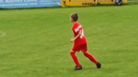 Fußballspieler auf Sportplatz