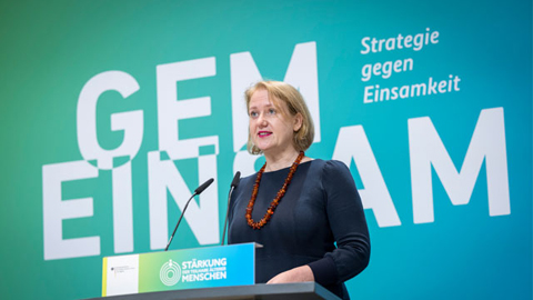 Eine Frau am Rednerpult
