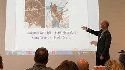 Ein Mann vor einer Leinwand
