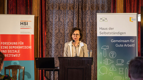Eine Frau steht an einem Rednerpult