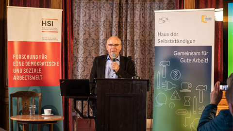 Ein Mann steht an einem Rednerpult
