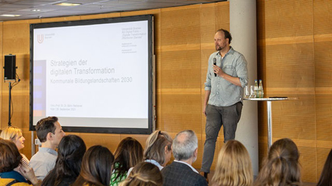 Eine Person spricht vor Publikum