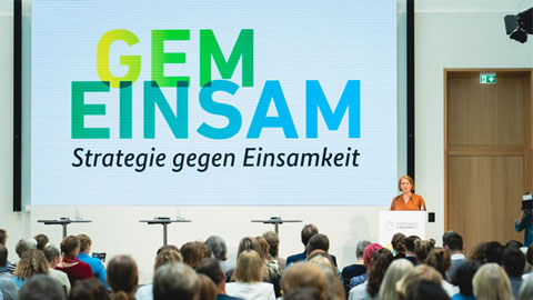 Frau vor Publikum